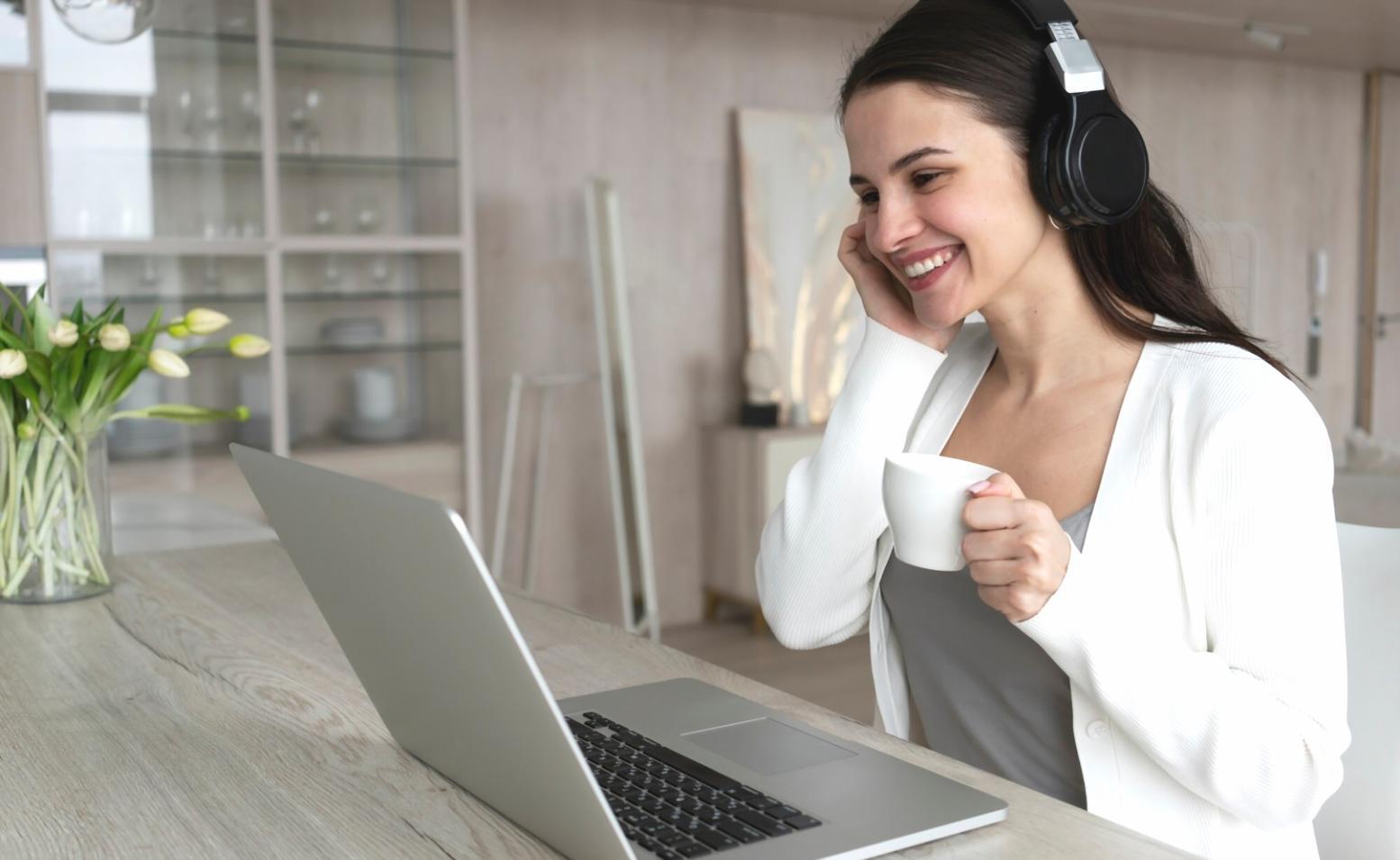 Espacio de trabajo organizado con múltiples pantallas y documentos financieros